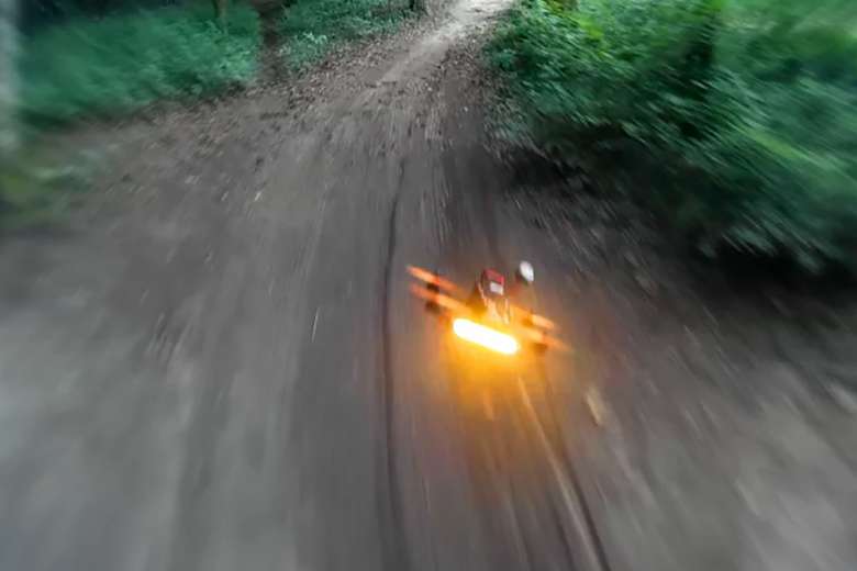 森の中で行なわれたドローン・レース
