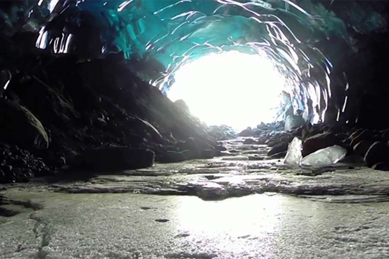 氷の洞窟をドローンで撮影