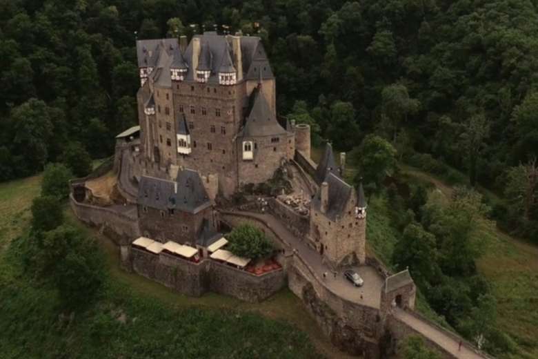 タイムスリップしたかと錯覚するようなドイツの古城をドローンで空撮